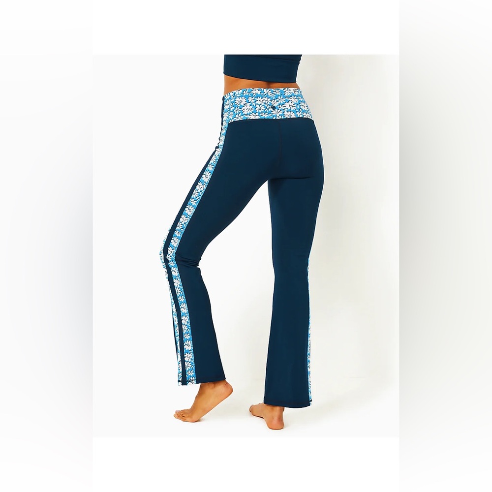 Lilly Pulitzer Luxletic Sz Small Carpe Vita Flare Leggings in Low Tide/Navy